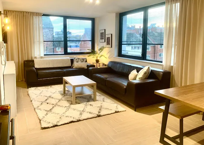 Large Stylish 3 Bedroom City Centre Apartment Free Secure Parking