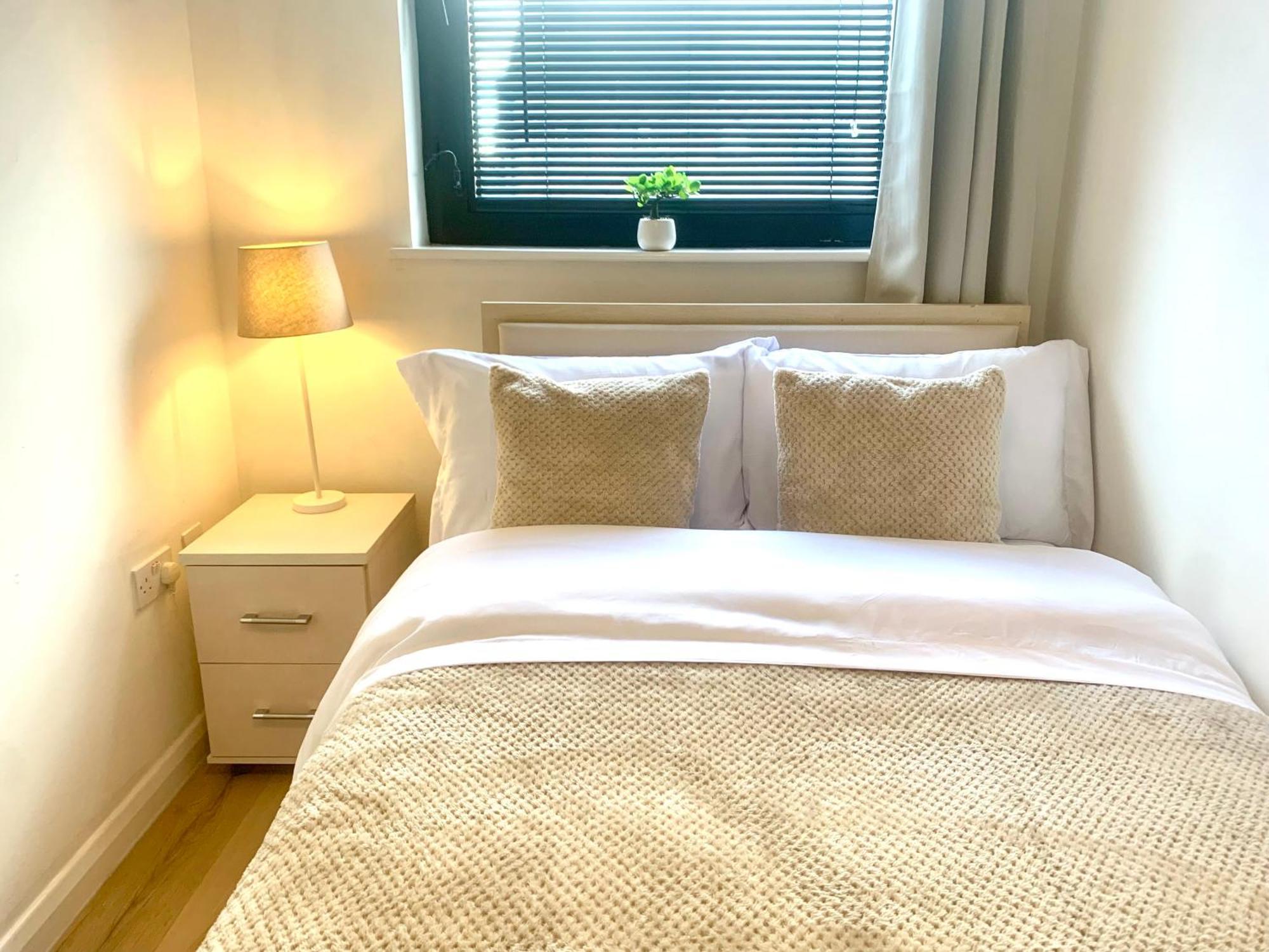 Large Stylish 3 Bedroom Centre Free Secure Parking Apartment