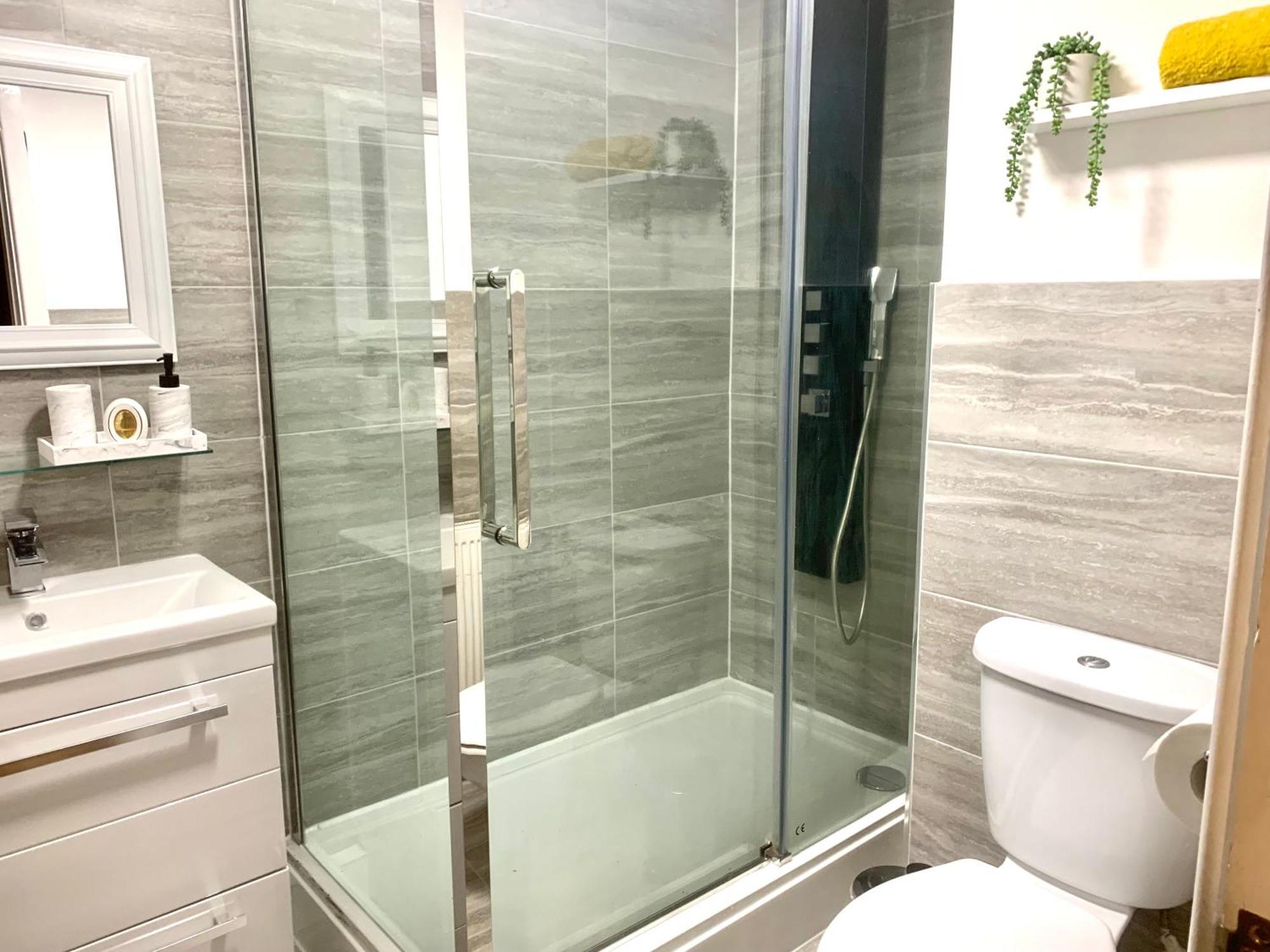 Large Stylish 3 Bedroom Centre Free Secure Parking *